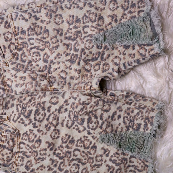 FASHION NOVA bermuda cheetah jean shorts - Picture 4 of 11